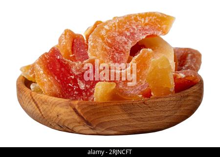 Getrocknete Papayascheiben in Holzschale. Sonnengetrocknete natürliche Papayascheiben isoliert auf weißem Hintergrund. Stockfoto