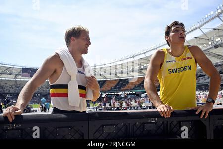 Budapest, Ungarn. August 2023. Die belgischen Ben Broeders und der schwedische Armand Mondo Duplantis wurden während der Qualifikation der Männer bei den Leichtathletik-Weltmeisterschaften in Budapest am Mittwoch, den 23. August 2023, abgebildet. Die Weltspiele finden vom 19. Bis 27. August 2023 statt. BELGA PHOTO ERIC LALMAND Credit: Belga News Agency/Alamy Live News Stockfoto