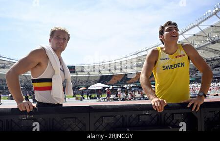 Budapest, Ungarn. August 2023. Die belgischen Ben Broeders und der schwedische Armand Mondo Duplantis wurden während der Qualifikation der Männer bei den Leichtathletik-Weltmeisterschaften in Budapest am Mittwoch, den 23. August 2023, abgebildet. Die Weltspiele finden vom 19. Bis 27. August 2023 statt. BELGA PHOTO ERIC LALMAND Credit: Belga News Agency/Alamy Live News Stockfoto