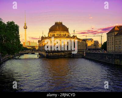 Berlin, Deutschland. August 2023. Das Bode-Museum wird von der untergehenden Sonne beleuchtet. Quelle: Paul Zinken/dpa/Alamy Live News Stockfoto