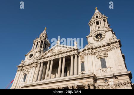 Die Fassade der St. Paul's Cathedral bei nachmittäglichem Sonnenlicht, Ludgate Hill, Central London, England, Großbritannien Stockfoto