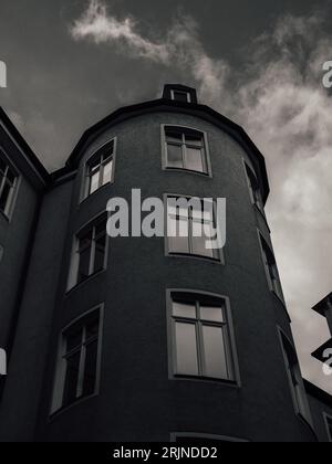 Ein Schwarzweißbild eines großen Gebäudes mit einem bewölkten Himmel im Hintergrund Stockfoto