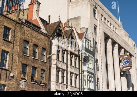 Die Zieruhr auf Peterborough House, das alte Daily Telegraph Building auf der Fleet Street, London, England, Großbritannien Stockfoto