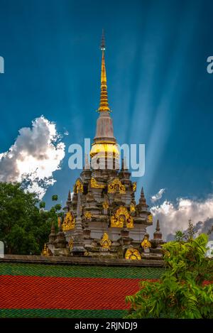 Eine majestätische Landschaft mit Wat Phra Borommathat Chaiya, einem berühmten buddhistischen Tempel im Süden Thailands Stockfoto