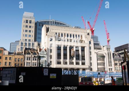 Peterborough House, das alte Zeitungsgebäude des Daily Telegraph an der Fleet Street, heute vor einem riesigen Gebäude, der Fleet Street, London, England Stockfoto