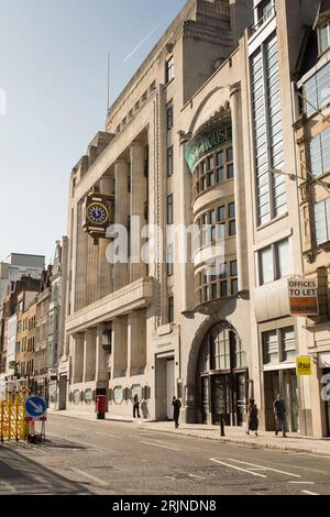 Die Zieruhr auf Peterborough House, das alte Daily Telegraph Building auf der Fleet Street, Fleet Street, London, England, Großbritannien Stockfoto