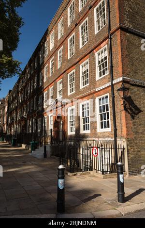 Eine alte Gaslampe vor den Barristerkammern am Kings Bench Walk, Inner Temple, Inns of Court, City of London, England, GROSSBRITANNIEN Stockfoto