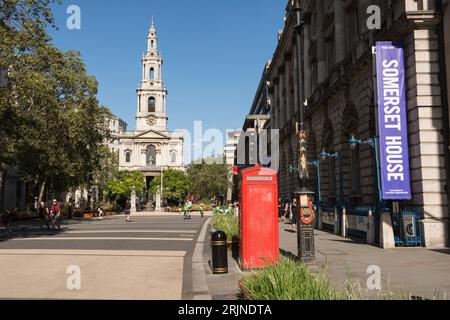 Die neue Fußgängerzone Strand und Sir Christopher Wren's St Clement Danes Church und King's College London, Strand, London, England, UK Stockfoto