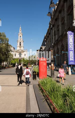 Die neue Fußgängerzone Strand und Sir Christopher Wren's St Clement Danes Church und King's College London, Strand, London, England, UK Stockfoto