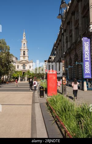 Die neue Fußgängerzone Strand und Sir Christopher Wren's St Clement Danes Church und King's College London, Strand, London, England, UK Stockfoto