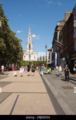 Die Gäste genießen den neuen Fußgängerzone Strand und das angrenzende Somerset House und die St. Clement Danes Church, Strand, London, England, Großbritannien Stockfoto