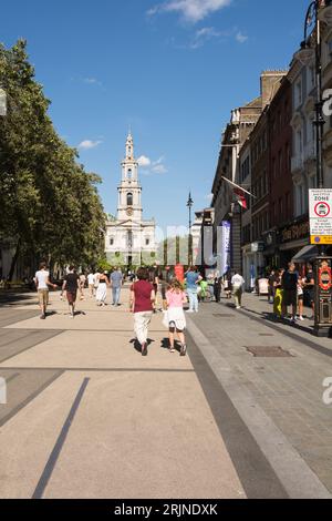 Die Gäste genießen den neuen Fußgängerzone Strand und das angrenzende Somerset House und die St. Clement Danes Church, Strand, London, England, Großbritannien Stockfoto