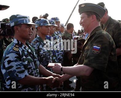 Der russische Verteidigungsminister Sergej Iwanow, rechts, und sein