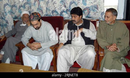 Bildnummer: 50923277 Datum: 05.09.2005 Copyright: imago/Xinhua V.l.n.r.: Molvi Abass Ansari (APHC), Mirwaiz Umar Farooq (Chairman APHC), Bilal Gani Lone (APHC) Abdul Gani Bhat (Chairman Muslim Conference) während einer Besprechung anlässlich des Kashmirkonflikts in Srinagar , Personen; 2005, Srinagar, Shrinagar, Shrinagar, Shrar, Schrinagar, Kasmir, Kaschmir, Konflikt, Kaschmirkonflikt, Kaschmirkonflikt, Politiker, Mir Waiz, Moulvi, Molwi, Moulvi, Vorsitzender, Vorsitzender, Konferenz, Konferenzen, All Parties Hurriyat Conference; , quer, Kbdig, Gruppenbild, Internationale Politik, Politik, Indien, Akt Stockfoto