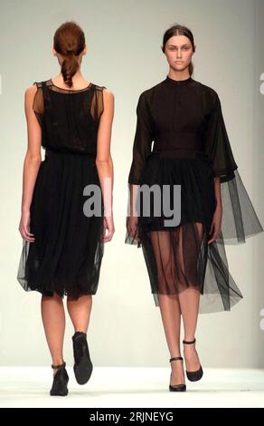 Bildnummer: 50923937 Datum: 19.09.2005 Copyright: imago/Xinhua Models präsentieren schwarze Tüllkleider aus der neuen Frühjahrs- und Sommerkollektion 2006 des Designers Jens Laugesen während einer Modenschau im Rahmen der London Fashion Week, Personen; 2005, London, Mode, Fashion Week, Bekleidungsindustrie, Textilindustrie, Präsentation, Präsentationen, Modenschau, Modenschauen, Damenmode, Modell, Modelle, Frühjahrskollektion, Sommerkollektion, Sommermode, Frühjahrsmode, Frühjahrskollektion, Frau, Kleid, Kleider, Abendmode, Abendkleid, Abendkleider, Tüll, Tüllkleid, schwarz; , hoch, Kbdig, Gru Stockfoto