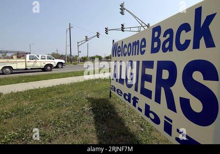 Bildnummer: 50924535 Datum: 19.09.2005 Copyright: imago/Xinhua WELCOME BACK ALGIERS! Hinweisschild am Straßenrand von New Orleans, Objekte; 2005, New Orleans, Naturkatastrophen, Katastrophen, Katastrophen, Hochwasserkatastrophen, Hochwasserkatastrophen, Flutkatastrophen, Flutkatastrophen, Willkommen zurück, Rückkehr, Schild, Schilder, Hinweisschild, Hinweisschilder, Hinweis, Hinweise, Schriftzug, Hurrikan Katrina; , quer, Kbdig, Einzelbild, Vereinigte Staaten von Amerika, , Straße, Verkehr, , Nordamerika Stockfoto