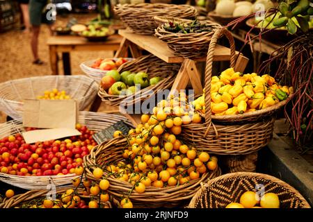 Eine Auswahl an frischem Obst und Gemüse in leuchtenden Farben, ausgestellt auf dem Oranjezicht Food Market in Kapstadt, Südafrika Stockfoto