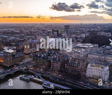 Eine Luftaufnahme eines Sonnenuntergangs in London, aufgenommen von der Spitze des London Eye. Stockfoto