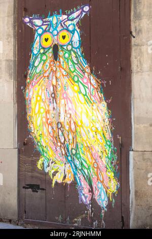 Barcelona, Spanien - 09. August 2023 Vibrant Owl Graffiti in Barcelonas historischem Viertel Stockfoto