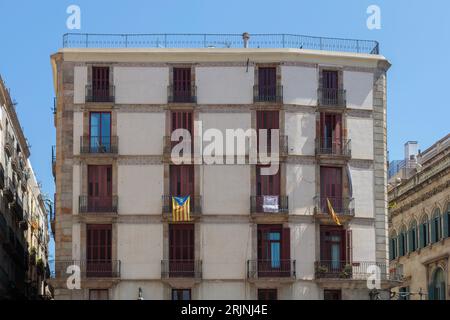 Barcelona, Spanien - 09. August 2023 Historisches Stadthaus von Barcelona mit katalanischer Flagge Stockfoto