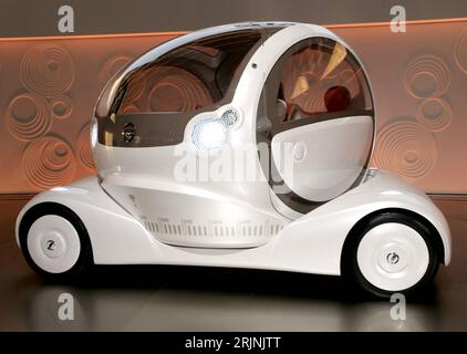 Bildnummer: 50955872 Datum: 19.10.2005 Copyright: imago/Xinhua Concept Car PIVO von Nissan auf der Tokyo Motor Show 2005 in Chiba - PUBLICATIONxNOTxINxCHN, Objekte; 2005, Tokio, Messen, Automobilindustrie, Conceptcar, Conceptcars, Cars, Studie, Studien, Automobilmesse, Automobilmessen, Automobilausstellung, Automobilausstellungen, Designstudie, Designstudien, PKW, Fahrzeug, Fahrzeuge; , quer, Kbdig, Einzelbild, Freisteller, Industrie, Wirtschaft, Japan, , Stockfoto