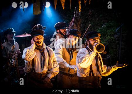 Alte Matrosen treten im Trebah Garden Amphitheatre in Cornwall im Vereinigten Königreich auf. Stockfoto