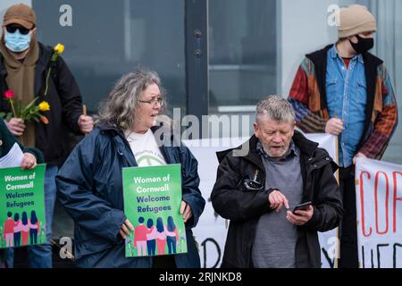 Demonstranten versammeln sich vor dem Beresford Hotel zur Unterstützung von Asylbewerbern in Newquay in Cornwall im Vereinigten Königreich. Stockfoto