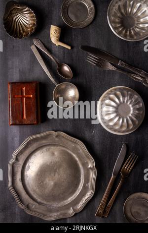 Verschiedene antike Gerichte im Vintage-Stil auf schwarzem Tafelbrett. Flach verlegt. Draufsicht. Speisekonzept. Dunkle Stimmungsfotografie. Stockfoto
