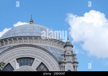 Nahaufnahme der Moschee-Kuppel und des Minaretts mit blauem Himmel und Wolkenhintergrund. EID Ramadan Concept Hintergrundbild. Selektiver Fokusbereich. Stockfoto