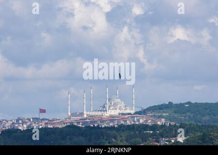 Blick auf Çamlıca Cami von einer anderen Seite von İstanbul mit Himmelshintergrund und Gebäuden auf dem Çamlıca-Hügel. Stockfoto