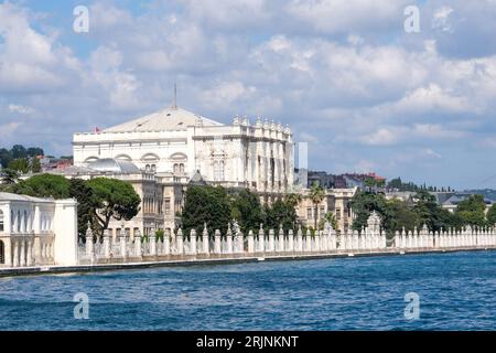 Blick auf den Dolmabahc-Palast vom Meer aus mit Himmelshintergrund. Offener Bereich. Stockfoto