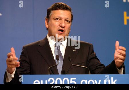 Bildnummer: 50965067 Datum: 27.10.2005 Copyright: imago/Xinhua Jose Manuel Durao Barroso (POR/Präsident Europäische Kommission) während einer Pressekonferenz anlässlich des Informellen EU Gipfels in Surrey PUBLICATIONxNOTxINxCHN, Personen; 2005, Surrey, London, Politiker, Europäische Union, EU, Gipfel, Gipfeltreffen, Pressetermin , Pressekonferenz, Informeller, Informelle, Europäischer Rat, Schnitt, Abstand; , quer, Kbdig, Einzelbild, Close, Europapolitik, Politik, England, , Leute / Randbild Stockfoto