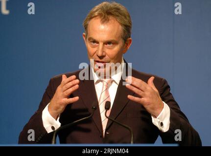 Bildnummer: 50965092 Datum: 27.10.2005 Copyright: imago/Xinhua Premierminister Tony Blair (GBR/Labour-Party/Ratspräsident der EU) während einer Pressekonferenz anlässlich des Informellen EU Gipfels in Surrey PUBLICATIONxNOTxINxCHN, Personen; 2005, Surrey, London, Politiker, Europäische Union, EU, Gipfel, Gipfeltreffen, Pressetermin , Pressekonferenz, Informeller, Informelle, Europäischer Rat, Präsident, Labourparty, Parteien; , quer, Kbdig, Einzelbild, Close, Europapolitik, Politik, England, , People / Randbild Stockfoto