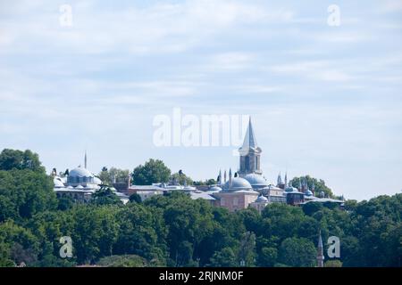 Blick auf den Topkapı-Palast in den Bäumen mit blauem Himmel in İstanbul. Selektiver Fokus des Bereichs. Stockfoto