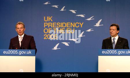 Premierminister Tony Blair (li., GBR/Labour-Party/Ratspräsident der EU) und Jose Manuel Durao Barroso (POR/Präsident Europäische Kommission) während einer Pressekonferenz anlässlich des Informellen EU Gipfels in Surrey PUBLICATIONxNOTxINxCHN Stockfoto