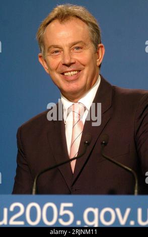 Bildnummer: 50965093 Datum: 27.10.2005 Copyright: imago/Xinhua Premierminister Tony Blair (GBR/Labour-Party/Ratspräsident der EU) lächelnd während einer Pressekonferenz anlässlich des Informellen EU Gipfels in Surrey PUBLICATIONxNOTxINxCHN, Personen , optimistisch , Freude; 2005, Surrey, London, Politiker, Europäische Union, EU, Gipfel, Gipfeltreffen, Pressetermin, Pressekonferenz, Informeller, Informelle, Europäischer Rat, Präsident, , , lächeln; , hoch, Kbdig, , , Europapolitik, Politik, England, , People/Porträt, Randbild Stockfoto