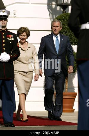 Bildnummer: 50973862 Datum: 02.11.2005 Copyright: imago/Xinhua US-Präsident George W. Bush (USA) und Ehefrau Laura in Washington D.C. - PUBLICATIONxNOTxINxCHN, Personen; 2005, Washington D.C., Politiker, Politik, Frau, Paar, Ehepaar, Pressetermin; , hoch, Kbdig, Gruppenbild, Vereinigte Staaten von Amerika, Randbild, People Stockfoto