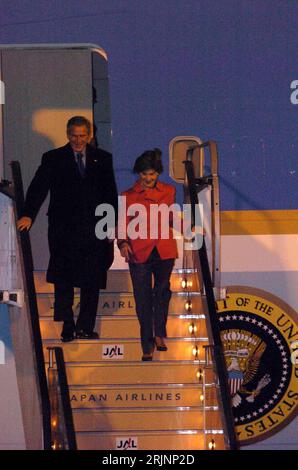 Bildnummer: 50987729 Datum: 15.11.2005 Copyright: imago/Xinhua US-Präsident George W. Bush (USA) und Ehefrau Laura verlassen die Air Force One nach ihrer Ankunft in Osaka - PUBLICATIONxNOTxINxCHN, Personen; 2005, Osaka, Besuch, Besuche, Staatsbesuch, Staatsbesuche, Politik, Frau, Paar, Ehepaar; , hoch, Kbdig, Gruppenbild, Japan, Randbild, People Stockfoto