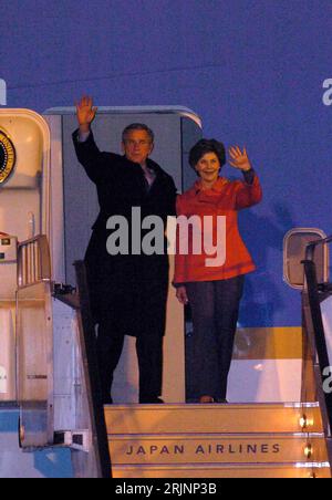 Bildnummer: 50987730 Datum: 15.11.2005 Copyright: imago/Xinhua US-Präsident George W. Bush (USA) und Ehefrau Laura verlassen winkend die Air Force One nach ihrer Ankunft in Osaka - PUBLICATIONxNOTxINxCHN, Personen; 2005, Osaka, Besuch, Besuche, Staatsbesuch, Staatsbesuche, Politik, Frau, Paar, Ehepaar, Winken; , hoch, Kbdig, Gruppenbild, Japan, Randbild, People Stockfoto