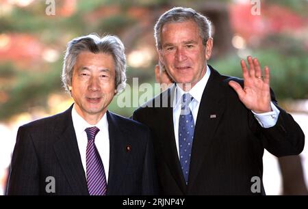 Bildnummer: 50987939 Datum: 16.11.2005 Copyright: imago/Xinhua Junichiro Koizumi (li., JPN/Premierminister Japan) und US-Präsident George W. Bush (USA) anlässlich dessen Staatsbesuch in Kyoto - Japan - PUBLICATIONxNOTxINxCHN, Personen , optimistisch; 2005, Kyoto, Junikiro, Politiker, lächeln, Pressetermin, Staatsbesuche; , quer, Kbdig, Gruppenbild, Close, Internationale Politik, Politik, Japan, Randbild, People Stockfoto