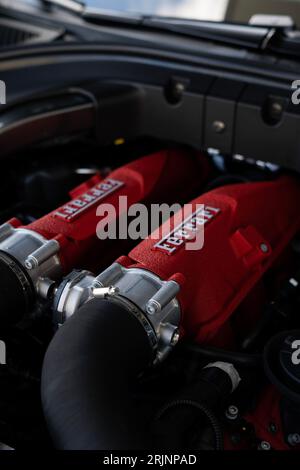 Eine Nahaufnahme eines Ferrari Portofino-Motors Stockfoto