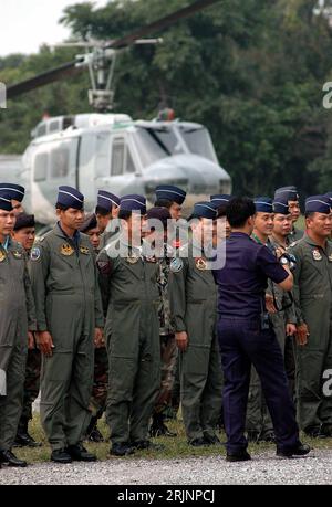 Bildnummer: 50989370 Datum: 06.11.2005 Copyright: imago/Xinhua Soldaten der thailändischen Luftwaffe in Changwat Lop Buri bereiten sich auf eine Militärübung vor - PUBLICATIONxNOTxINxCHN , Personen; 2005, Changwat Lop Buri, Militärstützpunkt, Armeestützpunkt, RTAF, Royal Thai Air Force, Luftwaffe, Soldat, Militärübungen, Übung, Übungen,; , hoch, Kbdig, Totale, Thailand, Arbeitswelten, Gesellschaft, Militaer, Staat, Stockfoto