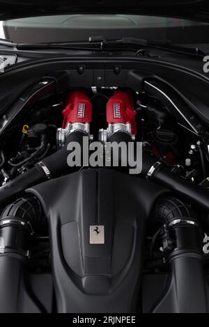 Eine Nahaufnahme eines Ferrari Portofino-Motors Stockfoto
