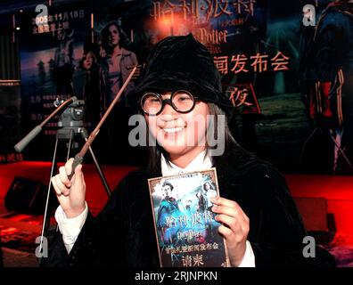 Bildnummer: 50991600 Datum: 17.11.2005 Copyright: imago/Xinhua als HARRY Potter verkleideter Fan anlässlich der Premiere von HARRY POTTER UND DER FEUERKELCH in Peking - China - PUBLICATIONxNOTxINxCHN, , optimistisch; 2005, Peking, Filmpremiere, Filmpremieren, Premieren, Harry Potter und der Kelch des Feuers, Fans, verkleidet, verkleidet, kostümiert, kostümierter, kostümierter, Kostüm, Kostüme, Kind, Kinder, Chinesisch, Chinesen, Chinesin, Kult, Fankult, Verkleidung, Verkleidungen,; , quer, Kbdig, Einzelbild, Close, Film, Kunst, China, , , / Personen, Freude Stockfoto