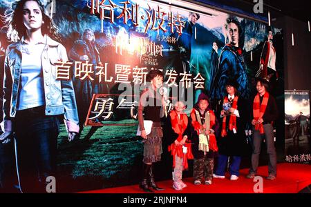 Bildnummer: 50991461 Datum: 17.11.2005 Copyright: imago/Xinhua als Zauberer verkleidete Fans anlässlich der Premiere des neuen Harry-Potter-Films HARRY POTTER UND DER KELCH des FEUERS in Peking - PUBLICATIONxNOTxINxCHN, Personen; 2005, Peking, Peking, Filmpremiere , , , , , Fan, verkleidet, verkleideten, Verkleidung, Verkleidungen, Kult, Fankult, Filmplakat, Filmplakate, und der Feuerkelch, Kostüm, Kostüme, kostümiert, kostümiert, Kind, Kinder, Chinesisch, Chinesen, Chinesin, Pressetermin; , quer, Kbdig, Gruppenbild, Film, Kunst, China, , Stockfoto