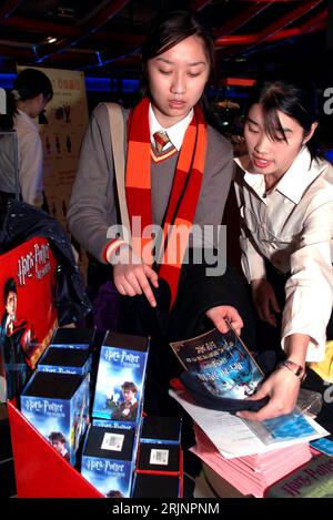 Bildnummer: 50991607 Datum: 17.11.2005 Copyright: imago/Xinhua Junge Frau sucht das passende Souvenir anlässlich der Premiere von HARRY POTTER UND DER FEUERKELCH in Peking - China - PUBLICATIONxNOTxINxCHN, Personen; 2005, Peking, Filmpremiere, Filmpremieren, Premieren, Harry Potter Und Der Kelch Des Feuers, Fan, Fans, Chinesen, Chinesin, Merchandising, Fanartikel, Fan-Artikel, Verkauf,; , hoch, Kbdig, Gruppenbild, Close, Film, Kunst, China, , Stockfoto