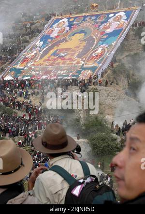 Bildnummer: 50995476 Datum: 15.08.2005 Copyright: imago/Xinhua Pilger und Touristen vor einem überdimensionalem Thangka Rollbild mit der Abbildung von Buddha Sakyamuni anlässlich des Shoton Fests am Drepung Kloster bei Lhasa - PUBLICATIONxNOTxINxCHN, Personen; 2005, Lhasa, Bild, Bilder, Rollbilder, Rollbild, Tangka, religiös, religiöse, Gläubiger, Gläubiger, Tourist, Pilgern, buddhistische, Buddhisten, Tibeter, traditionelles fest , fest; , hoch, Kbdig, Totale, Tibet, Buddhismus, Religion, / Thangkabild, Thangkabilder, Tangkabild, Tangkabilder, Thang Ka, Tang, Shotonfest, Schoton, Schotonfes Stockfoto