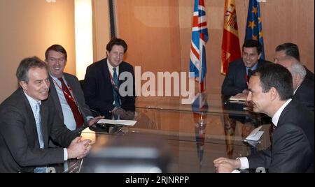 Bildnummer: 51001957 Datum: 27.11.2005 Copyright: imago/Xinhua Premierminister Tony Blair (vorn li., GBR/Labour Party) und Jose Luis Rodriguez Zapatero (vorn re., ESP/PSOE/Ministerpräsident Spanien) im Gespräch während des Gipfeltreffens der Europäischen Union und der südlichen Mittelmeer Anrainerstaaten in Barcelona PUBLICATIONxNOTxINxCHN, Barcelona Personen, optimistisch, 2005; Gipfeltreffen, Gipfel, Europäische Union, EU, Politiker, Mittelmeergipfel, Mittelmeergipfeltreffen, Mittelmeeranrainerstaaten; , quer, Kbdig, Gruppenbild, Europapolitik, Politik, Spanien, Randbild, People/Anra Stockfoto