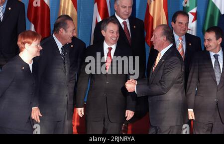 Bildnummer: 51002955 Datum: 27.11.2005 Copyright: imago/Xinhua Jacques Chirac (2. v. li., FRA/Staatspräsident Frankreich), Juan Carlos (2. v. re., ESP/König von Spanien) und Premierminister Tony Blair (3. v. li., GBR/Labour Party) anlässlich des Gipfeltreffens der Europäischen Union und der südlichen Mittelmeer Anrainerstaaten in Barcelona - PUICATINxtreffen, Barcelona, GipfelTxtreffen, 2005, Barcelona, Barcelona; NOBLATINNCHN, Personen, Gipfeltreffen; Gipfel, Europäische Union, EU, Politiker, Mittelmeergipfel, Mittelmeergipfeltreffen, Mittelmeeranrainerstaaten, Präsident, adlig, Adelig, Adel, Adeliger, Adliger, Könige; , quer, Kbdig, G Stockfoto