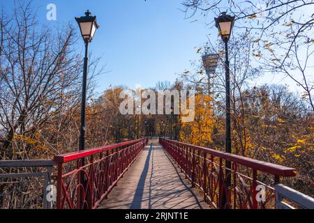 Brücke im Herbststadtpark, gelb-rote Baumblätter, Herbstfarben, Herbst Stockfoto